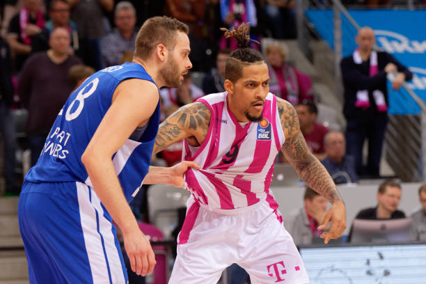 她顽强的比 她顽强的比