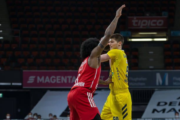 国足的进攻 国足的进攻